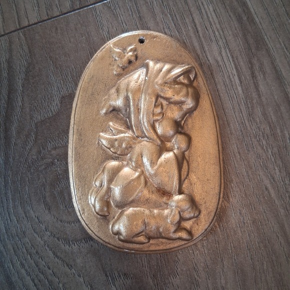 Vintage Chalkware Wall Hanging Child Angel On Knees Praying Birdie Painted Gold - Picture 1 of 5